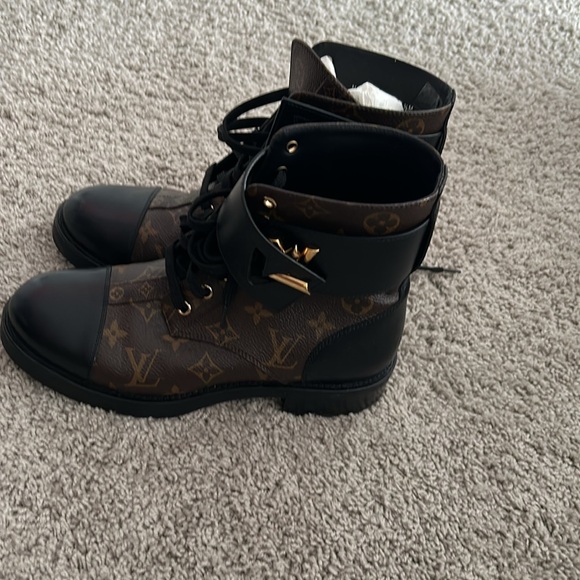 Authentic louis Vuitton wonderland boots size 39 1/2 - Picture 2 of 7